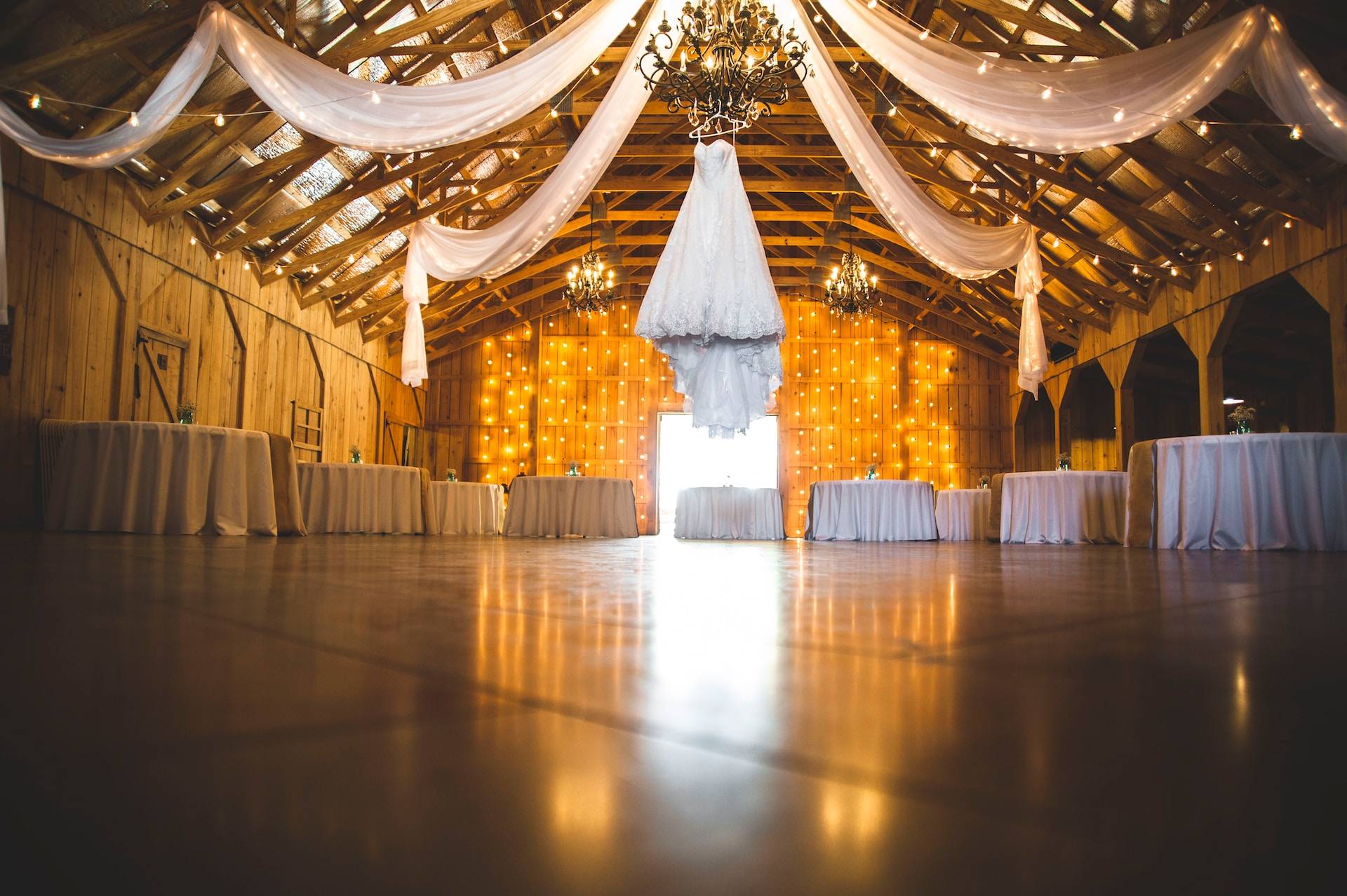 23 Barn Wedding Decoration Ideas for a Delightful Celebration