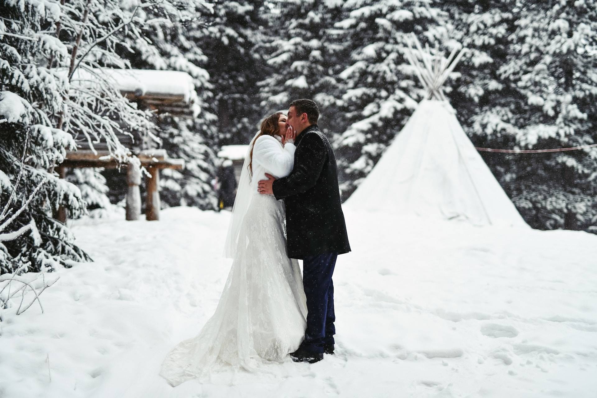 20 Cosy Christmas Wedding Ideas for Your Celebration