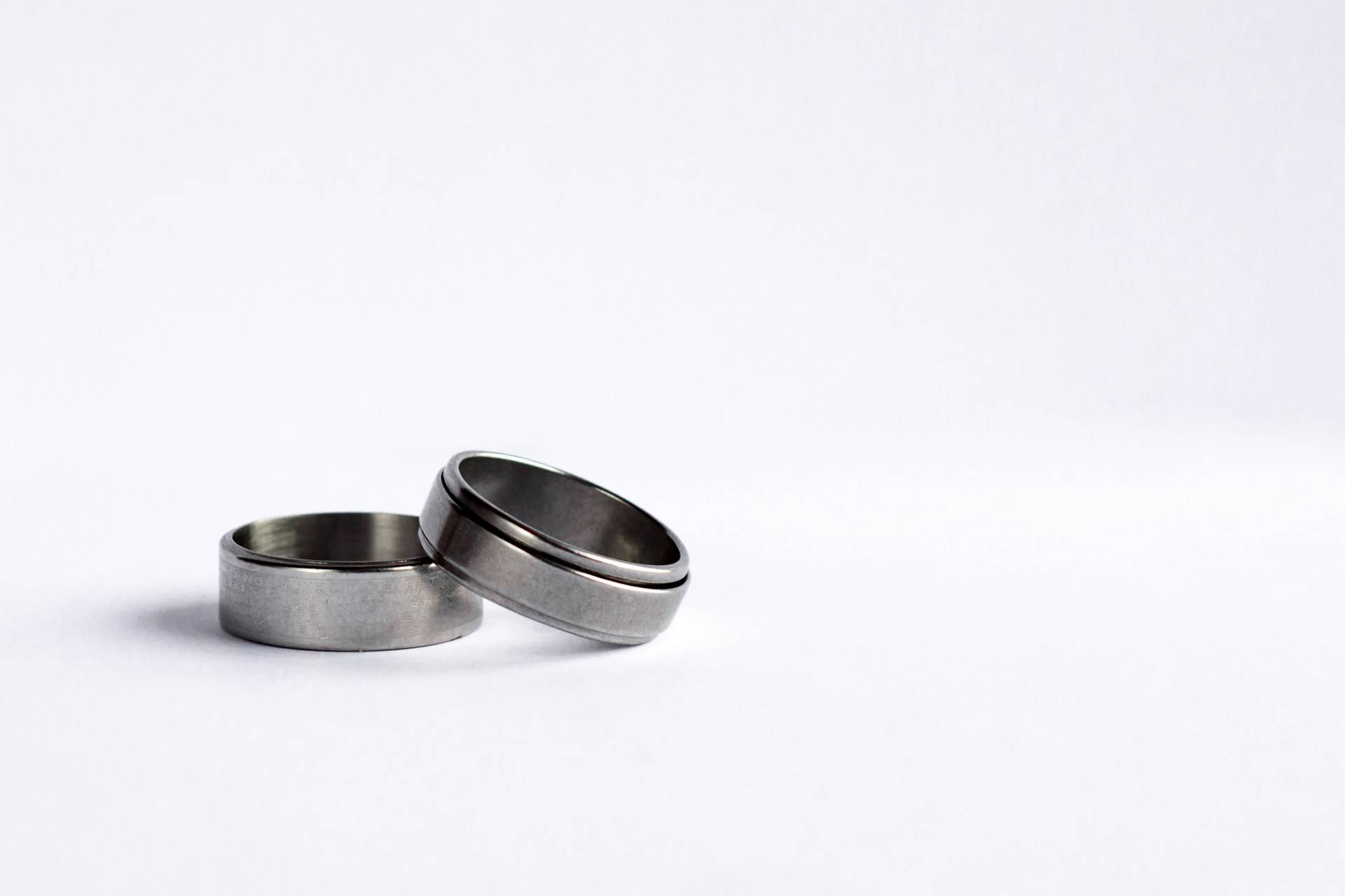 The Perfect Fit: The Ultimate Guide to Buying Men’s Engagement Rings