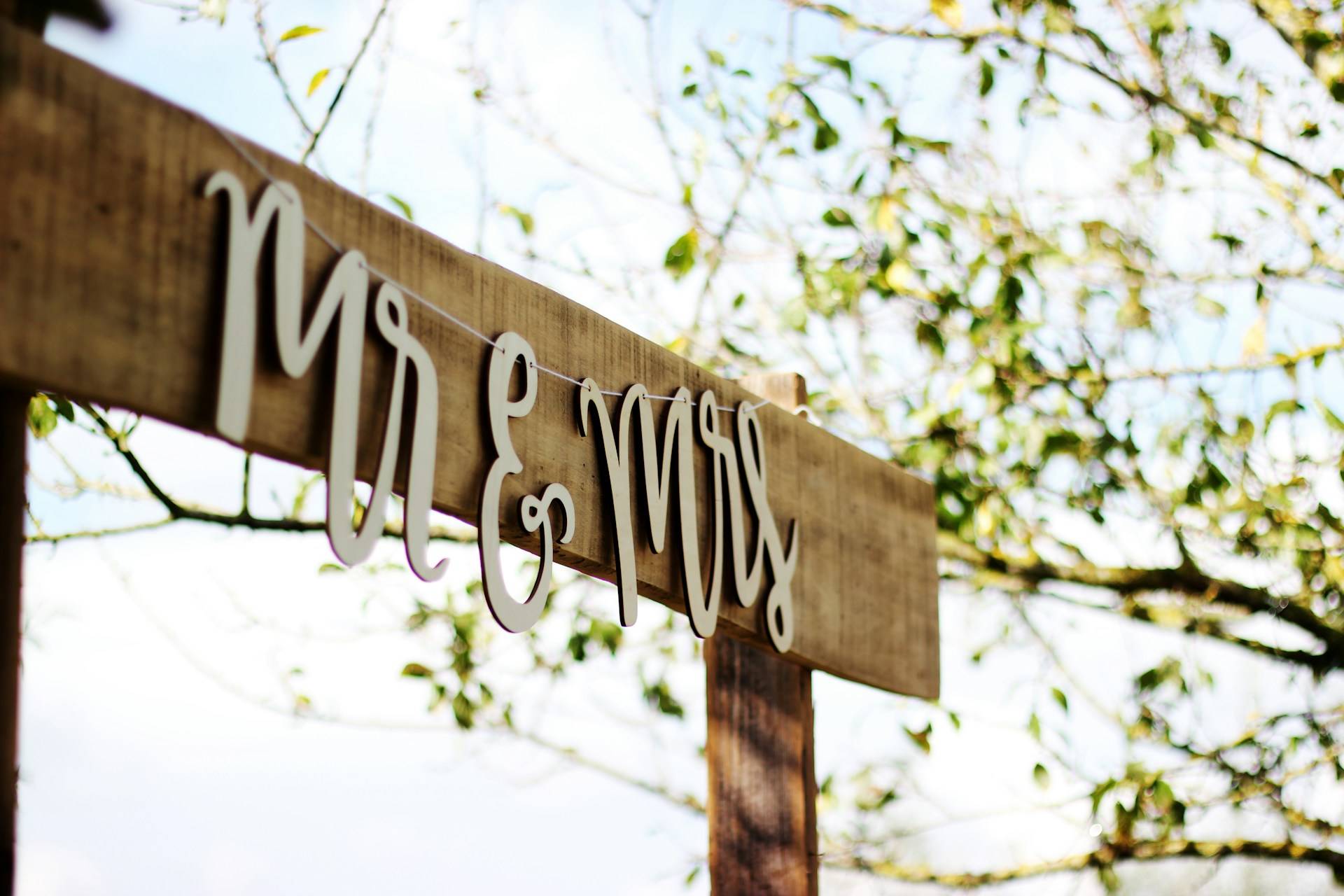 21 Stunning Engagement Party Decorations to Fall in Love With