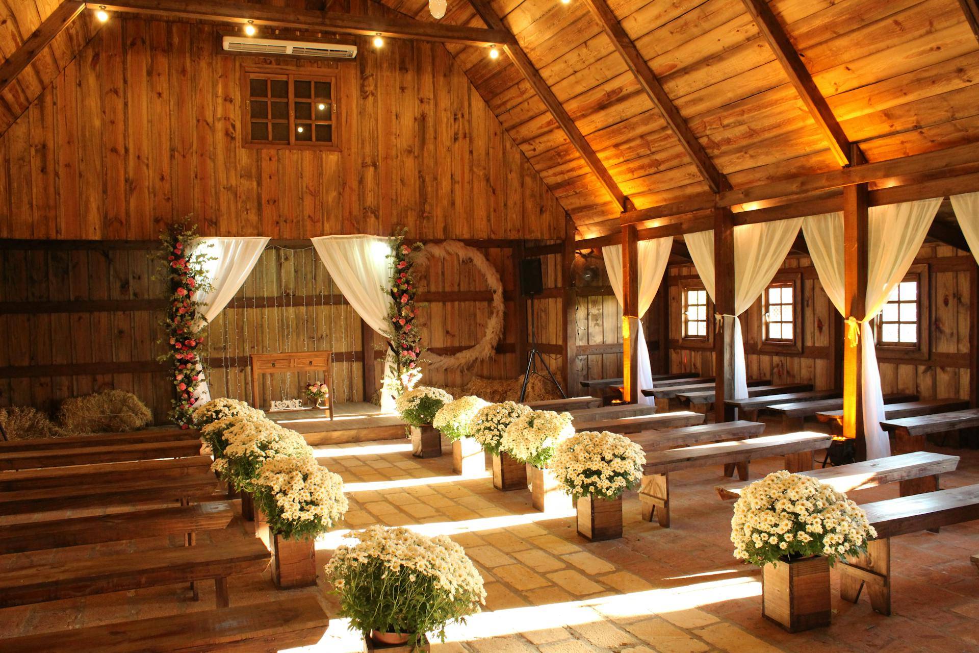 15 Wedding Themes to Set the Stage